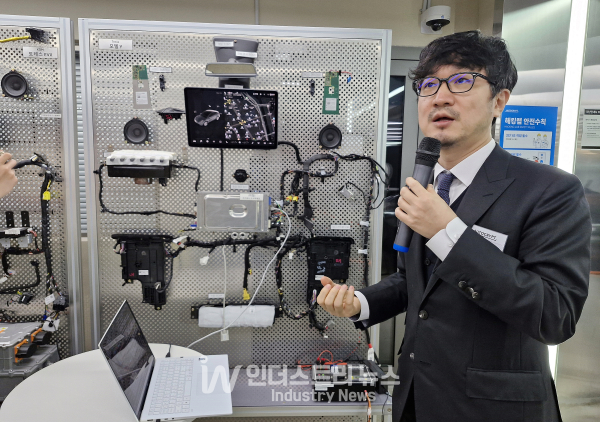 29일 아우토크립트는 서울 강남구 ‘아우토크립트 미래모빌리티센터’에서 기자를 대상으로 자사 기술설명회를 열었다. 김덕수 사장이 자사가 보유한 기술에 대해 설명하고 있다./사진=서영길 기자<br>
