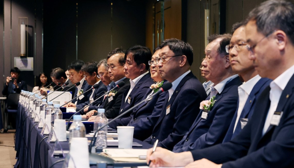 15일 서울 마포구 중소기엄DMC타워에서 열린 '지역경제 활성화를 위한 '에서 참석자들이 강태영 NH농협은행장의 환영사를 경청하고 있다 / 사진= 연합뉴