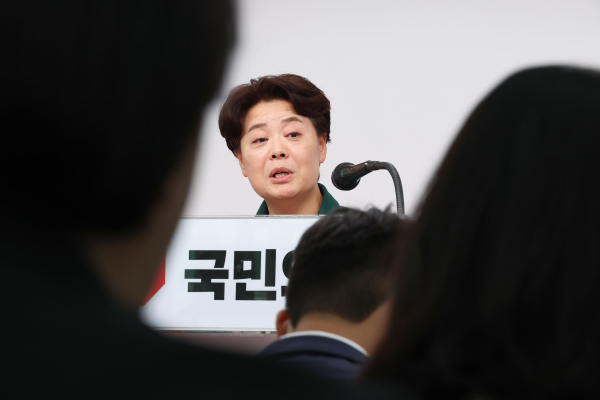 국민의힘 윤희숙 혁신위원장이 10일 서울 여의도 당사에서 제1차 혁신위원회 회의 결과를 브리핑하고 있다. /사진=연합뉴스