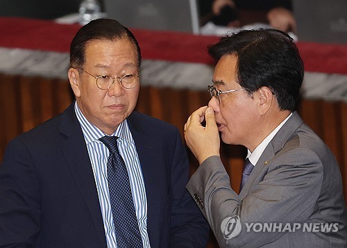 국민의힘 송언석 비상대책위원장 겸 원내대표(오른쪽)가 10일 국회 본회의에서 권영세 의원과 대화하고 있다. /사진=연합뉴스