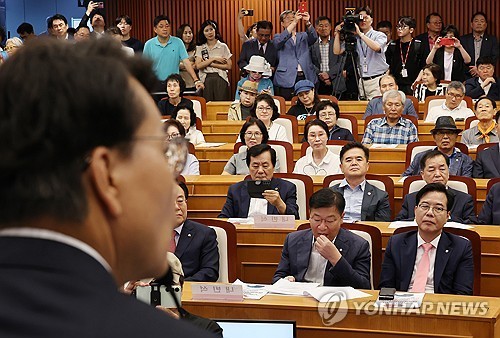 14일 서울 여의도 국회박물관에서 열린 긴급토론회 '무엇을 할 것인가?, 자유공화 리셋코리아를 위하여'에서 국민의힘 송언석 비상대책위원장 겸 원내대표가 윤상현 의원의 발언을 듣고 있다. /사진=연합뉴스
