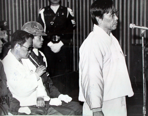 10·26 사건으로 사형을 선고받은 김재규 전 중앙정보부장의 재심이 열린다. 1980년 김재규가 사형에 처해진 지 45년 만이다. 서울고법 형사7부(이재권 송미경 김슬기 부장판사)는 19일 이 사건의 재심을 개시하기로 결정했다. 사진은 계엄 고등군사재판 3차 공판에서 변호인단의 보충심문에 답하는 김재규 전 중앙정보부장(오른쪽)과 박정희 전 대통령 사망 당시 비서실장을 지낸 김계원 피고인(왼쪽). /사진=연합뉴스