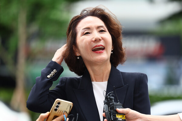 이진숙 사회부총리 겸 교육부 장관 후보자가 6월 30일 오전 서울 여의도 한국교육시설안전원에 마련된 인사청문회 준비 사무실로 출근하며 취재진과 질의응답하고 있다. /사진=연합뉴스