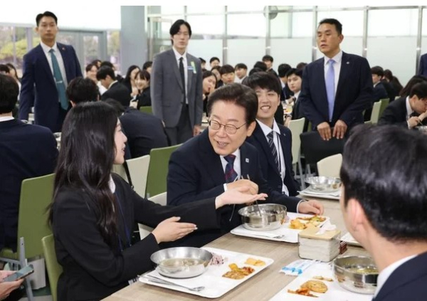 이재명 대통령이 7월 14일 충북 진천 국가공무원인재개발원에서 70기 5급 신임관리자과정 교육생들과 오찬을 하며 대화하고 있다. /사진=연합뉴스