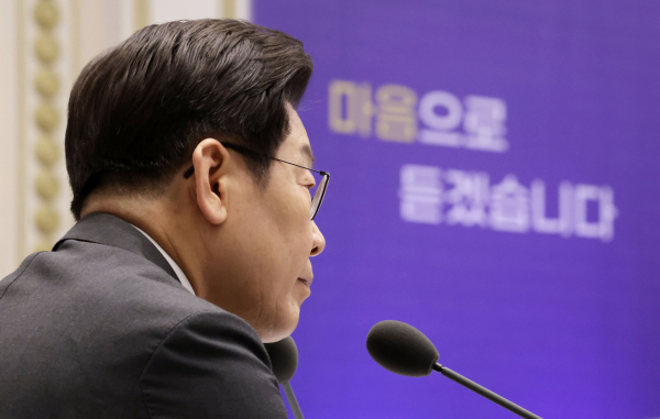 이재명 대통령이 16일 청와대 영빈관에서 '기억과 위로, 치유의 대화' 사회적 참사 유가족 간담회를 하며 유가족 발언을 듣고 있다. /사진=대통령실통신사진기자단