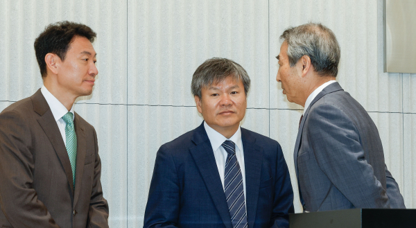 윤석열 전 대통령 부인 김건희 여사와 관련한 각종 의혹 사건을 수사하는 민중기 특별검사(오른쪽)가 지난 7월 2일 서울 종로구 KT광화문빌딩에 마련된 특검 사무실에서 열린 현판 제막식에서 박상진(왼쪽), 문홍주 특검보와 대화를 나누고 있다. /사진=공동취재