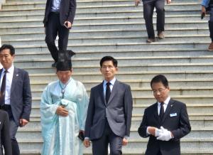 [유세 현장] 김문수, 마산 국립3·15민주 묘역 참배...눈시울 붉혀