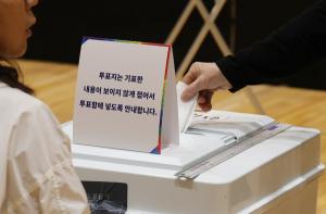 21대 대선 오전 7시 현재 투표율 2.4%… 20대보다 0.3%p↑