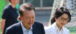 윤석열 부부 동반투표…'샤넬백' 질문에 김여사 '묵묵부답'