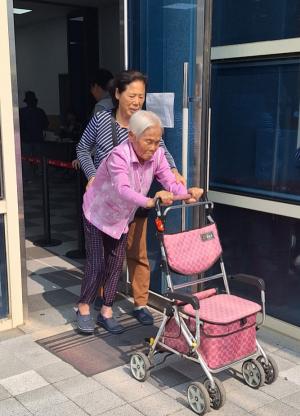 “121세 최고령 유권자도 한 표”…옥천 이용금 할머니 투표 참여 눈길