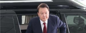 윤석열 특검 출석, 지하 출입 막히자 정문으로...10초 침묵 출두