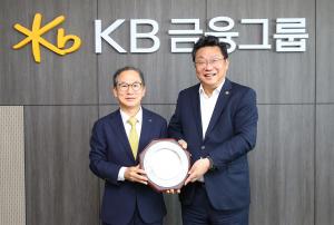KB금융, 저출산고령사회위원회로부터 저출생 극복 지원 공로로 감사패 받아