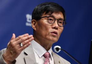 한은 기준금리 2.5% 동결…이창용 총재 