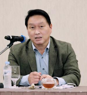 최태원 “韓 제조업, 中에 밀려 10년후 퇴출… AI만이 유일한 희망”